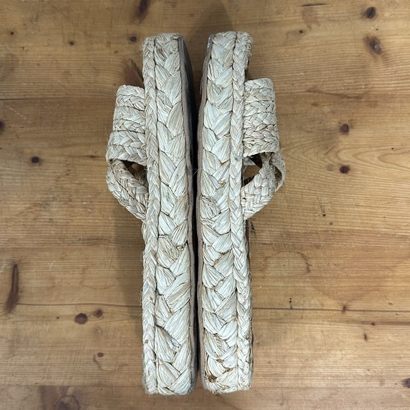 Gorgeous platform sandals with natural fibers and leather insoles. - Picture 2 of 4